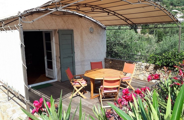 Charming apartment with garden, quiet location, sea and mountain views, sleeps 4.