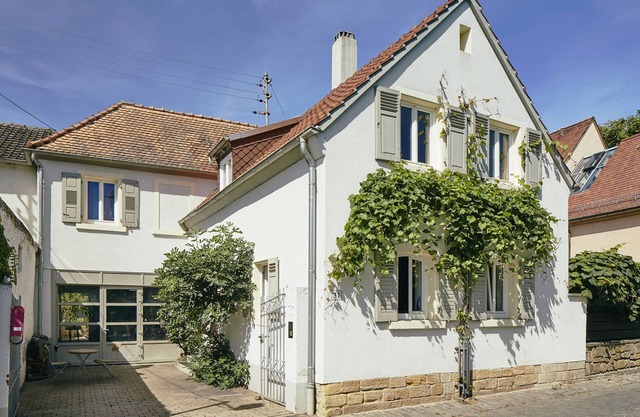 Charming house with shared use of garden