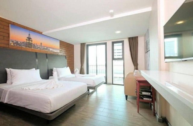 Charming Twin Room in Hotel close to Airport