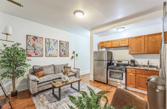 Charming 1/1 | Center City | Sleeps 4 | Fast WiFi