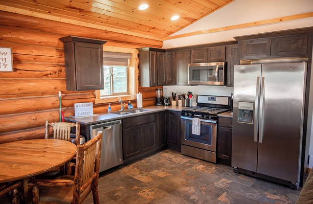 Charming 1-Bed, 1-Bath Log Cabin w/Full Kitchen at North Haven Campground