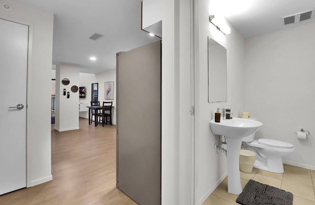 Charming 1-bed loft, downtown Cleveland with GYM, Rooftop deck, Fire pit, games