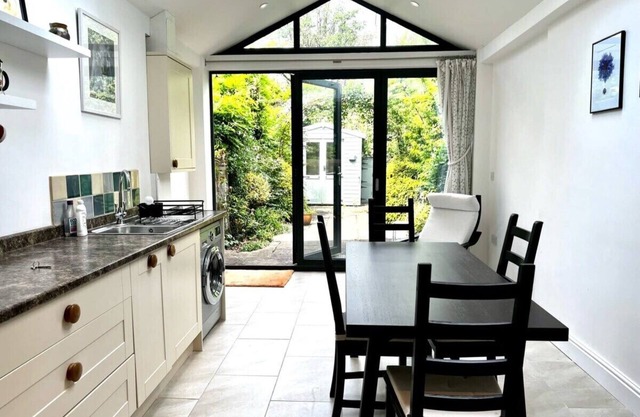 Charming 1 bed super central Terraced House