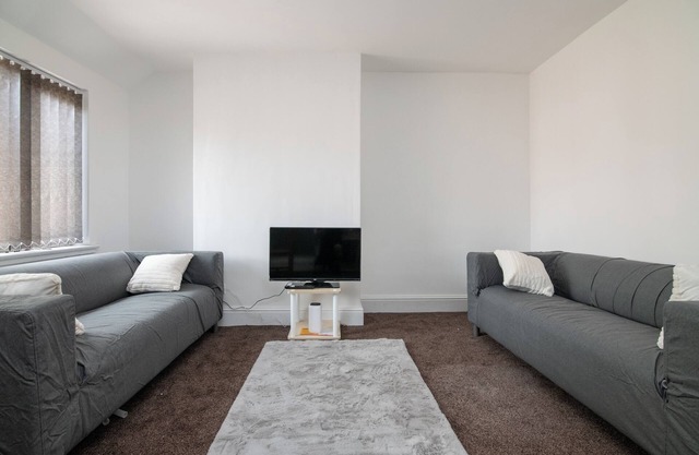 Charming 1-bedroom apartment in Hall Green with WiFi access