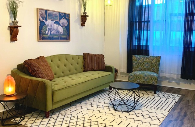 Charming 1-bedroom apartment with AC, WiFi on Main Street in Zionsville
