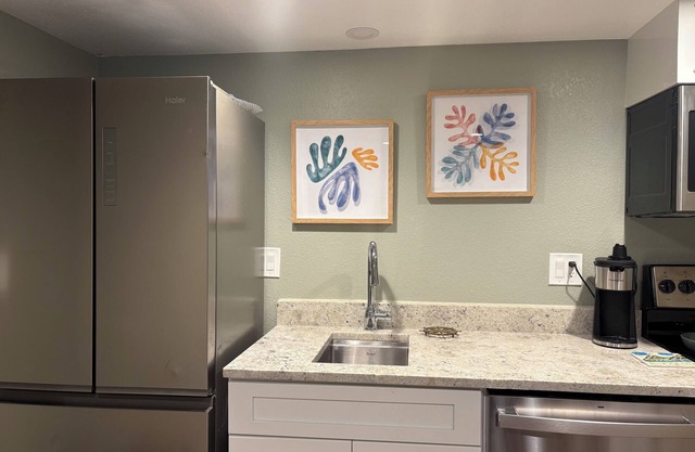 Charming 1-bedroom apartment in welcoming Englewood with AC, WiFi, brand new