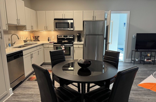 Charming 1-bedroom apartment in superb Addison with WiFi & a ton of amenities!