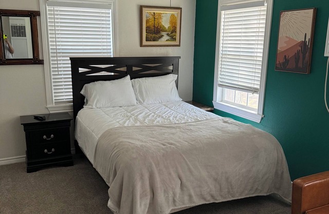 Charming 1-bedroom apartment near downtown Midland with WiFi and A/C