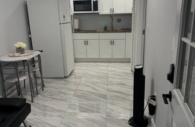Charming 1-bedroom apartment with AC, WiFi in peaceful Valrico