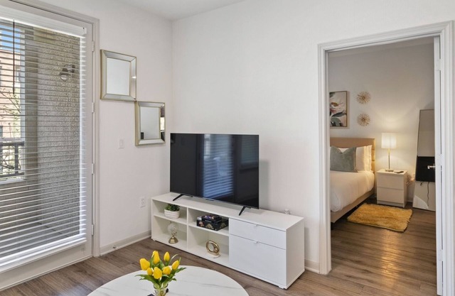 Charming 1-bedroom apartment in Frisco with WiFi, fitness room, AC, Work Space.