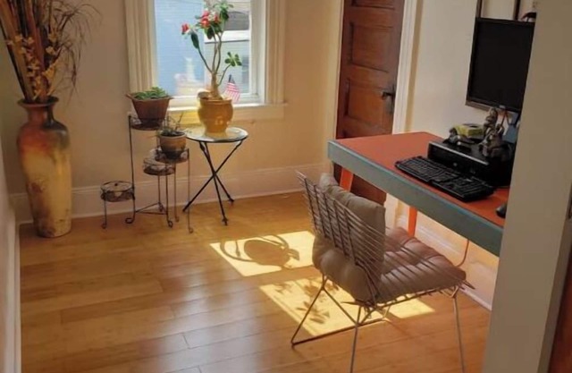 Charming 1-bedroom apartment in nice Lowell with WiFi, AC