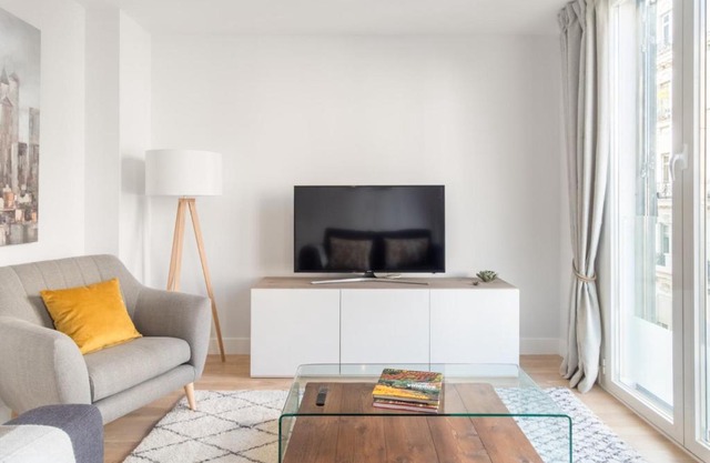 Charming 1-Bedroom Apartment in Central Madrid Stylish Retreat for 2, Alonso Martinez I