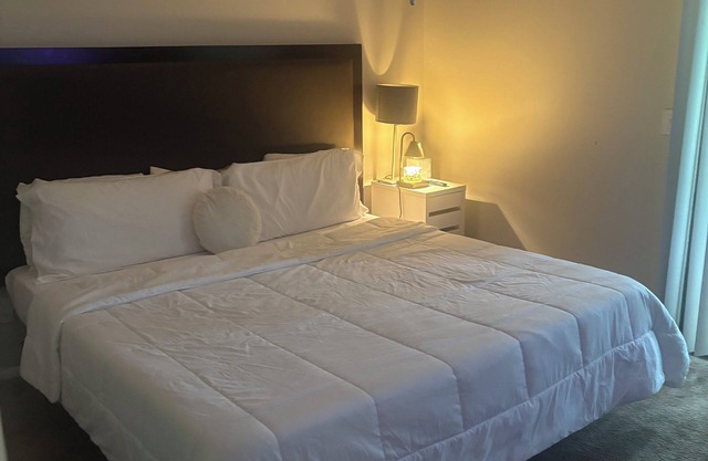 Charming 1-bedroom apt Truist walkable with fitness room, AC