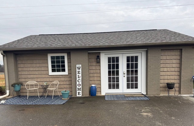 Charming 1-bedroom cottage with WiFi, AC in Jonesville
