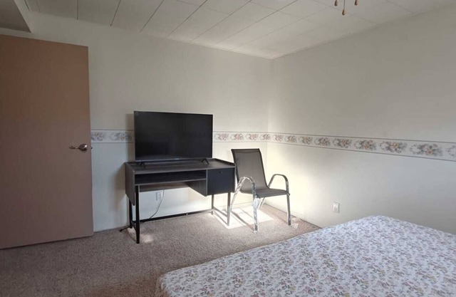Charming 1-bedroom house with AC, WiFi in enchanting Lethbridge