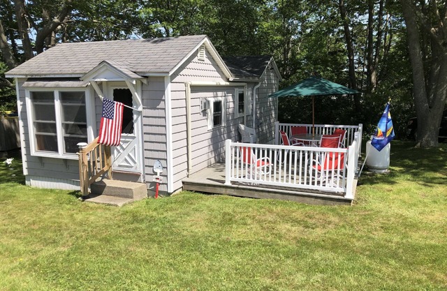 Charming 1 Bedroom Coastal Cottage. Steps Away From Stovers Point Beach