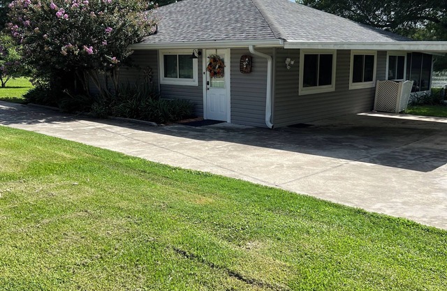 Charming 1-bedroom cottage located on the Lower Atchafalaya River. AC & WIFI