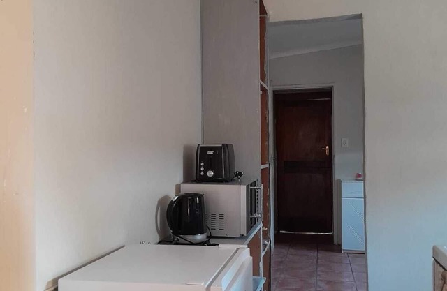 Charming 1-bedroom cottage in cool Centurion with WiFi