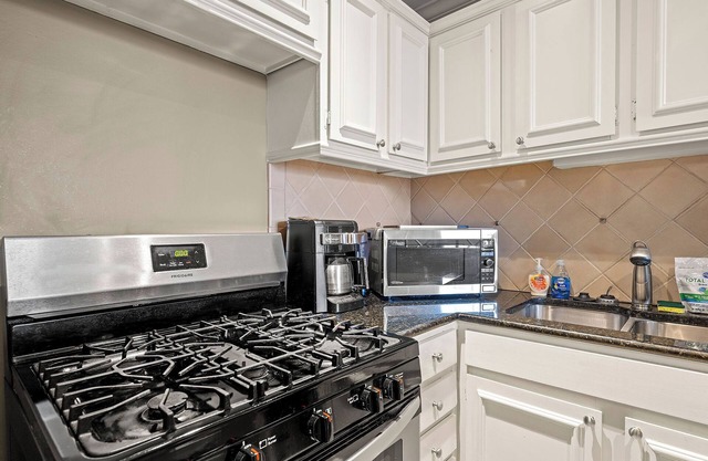 Charming 1-Bedroom Condo in Atlanta with Free Parking, AC, & WiFi- 1205