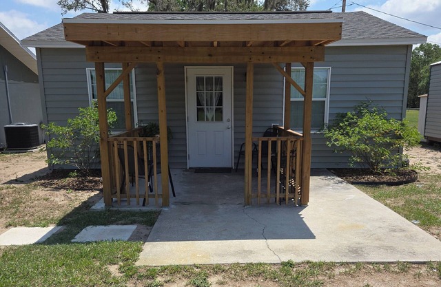 Charming 1-bedroom cottage in beautiful Lakeland with AC, WiFi, Daily or monthly