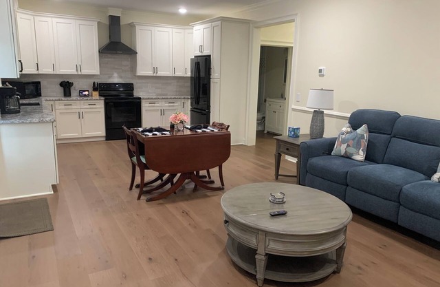 Charming 1-bedroom cottage with AC, WiFi in peaceful gated Community in Savannah