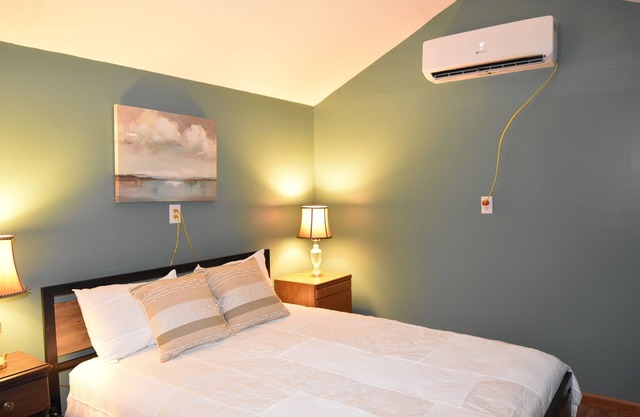 Charming 1-bedroom cottage in delightful Corbin with AC