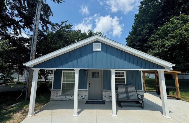 Charming 1-bedroom house with river view in Henderson.