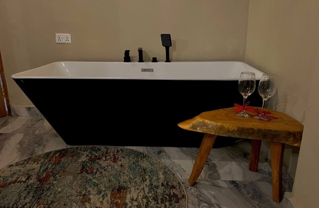 Charming 1-bedroom hotel in amazing Winneba with AC #2