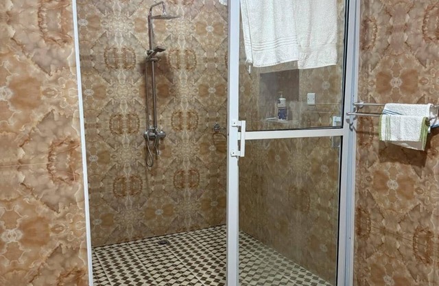 Charming 1-bedroom house in phenomenal Freetown with AC, WiFi, fitness room