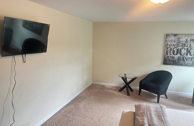 Charming 1-bedroom house in Conyers with AC, WiFi. refrigerator, call today