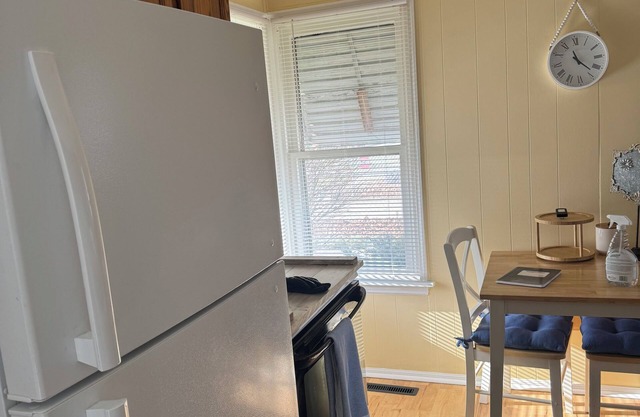 Charming 1-bedroom house with WiFi, AC in welcoming Ottumwa