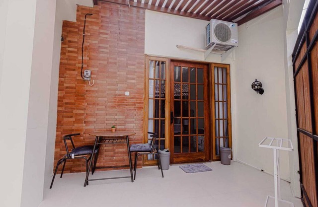 Charming 1-bedroom house in fabulous Jogja with WiFi, AC, Smart TV, Hot Shower
