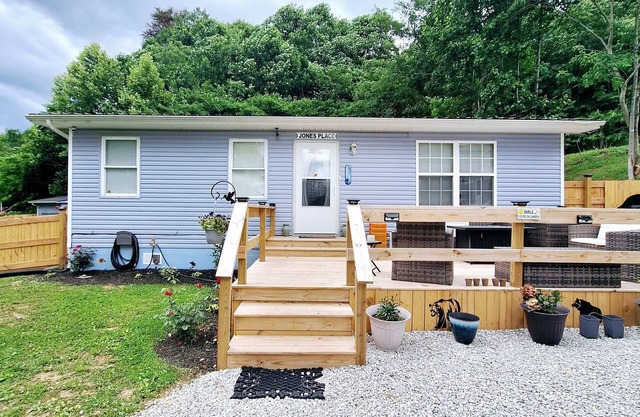 Charming 1-bedroom resort in wonderful LaFollette with AC, WiFi