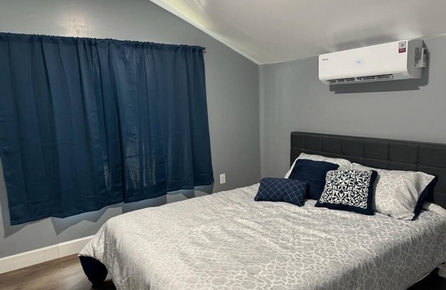 Charming 1-bedroom apartment #A in awesome East Palatka with WiFi, AC
