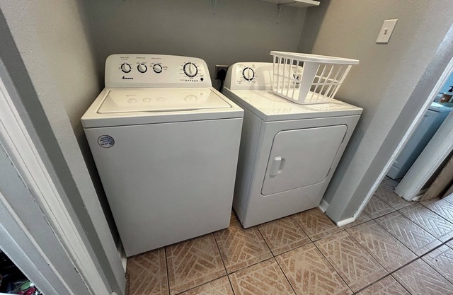 Charming 1-bedroom duplex within steps from Canal Streetcar in New Orleans WiFi