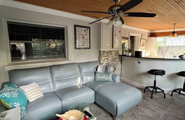 Charming 1-bedroom Guesthouse in amazing Ozona with Free Parking & WiFi
