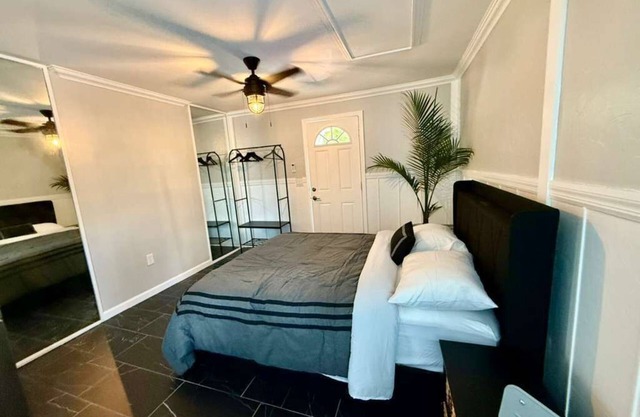 Charming 1-bedroom townhome in Palm Valley with outdoor shower