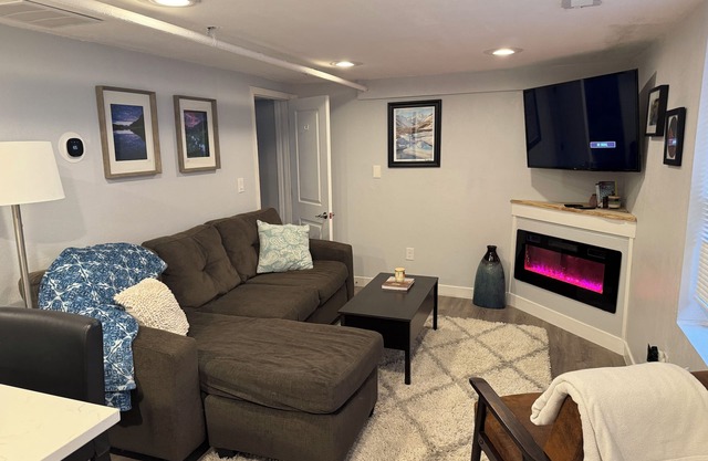 Charming 1 bedroom Wash Park guest suite w/fireplace
