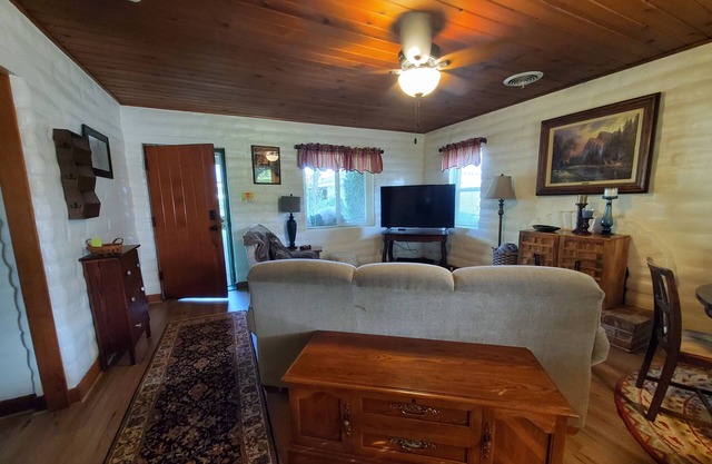 Charming 1-bedroom, wood ceiling adobe cottage in Fresno, WiFi, AC, fitness room