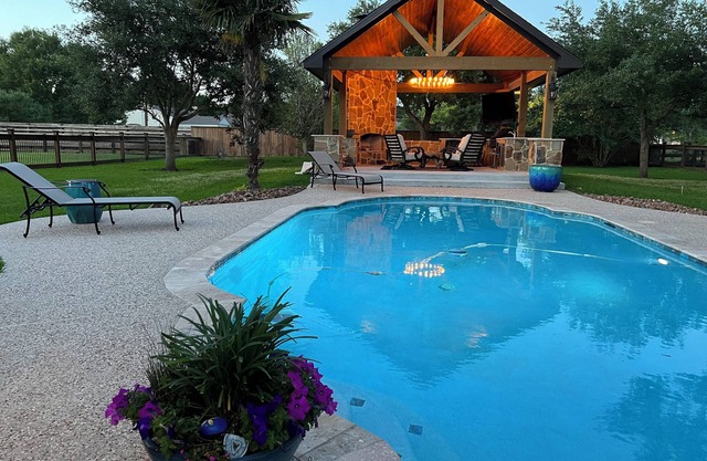 CHARMING 1-BR Texas Ranch Cottage near Downtown Houston with AMAZING POOL &PATIO