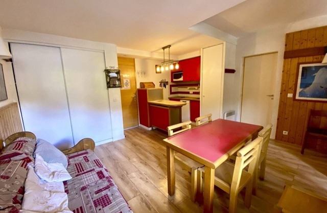 Charming 1BR Apt with South-Facing Balcony, Parking, and Mountain Views in Plagne 1800