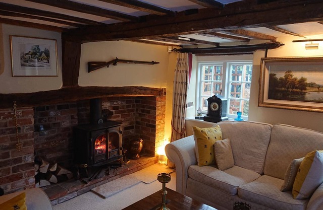 Charming 17th Century 2-Bed Cottage in Medmenham