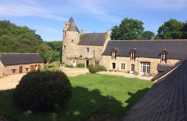 Charming 17th century manor for 8 people completely renovated a few km from Dinan