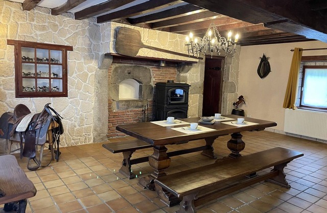 Charming 1831 Bourbonnais Farmhouse: Modern Comforts, Nature Retreat, Piano, Games, Eco-Friendly