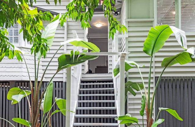 Charming 1920's 4Br freestanding Plantation Qldr.