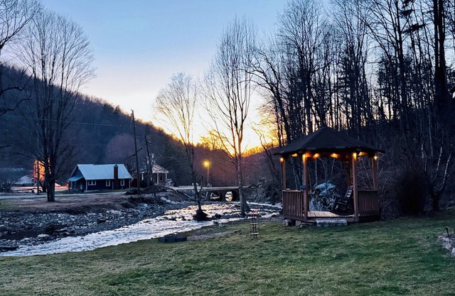 Charming 1940s Cottage nUpdated-Creek Front-Fire Pit