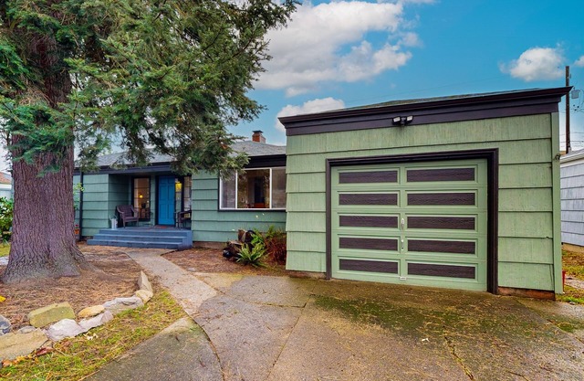 Charming 1950s remodeled home close to park, with WiFi, piano, deck