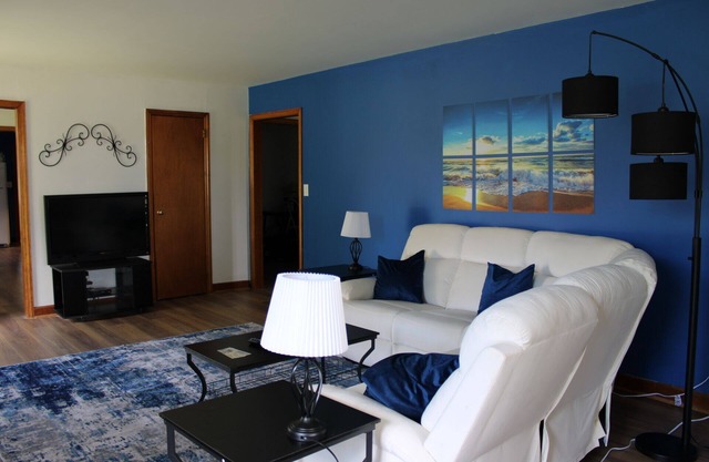 Charming 2-3 bedroom mid-century house in marvelous Morristown with AC, WiFi