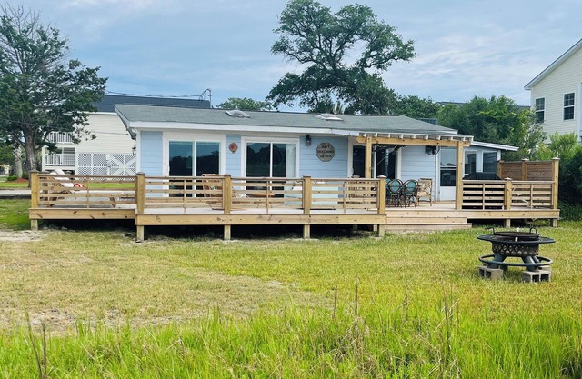 Charming 2-bedroom bungalow in brilliant North Myrtle Beach with sunset views