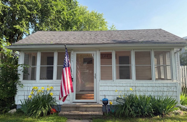 Charming 2-bedroom house with AC, WiFi in serene Black River Falls.